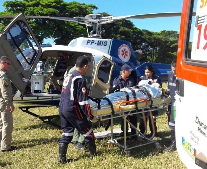 Helicóptero do Samu resgata vítima de acidente pá carregadeira