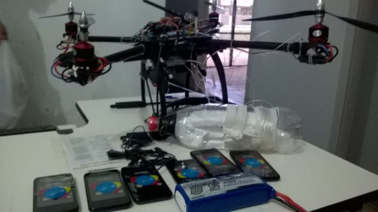 Alta tecnologia de drone de helicóptero para tirar uma foto em vista aérea  superior, voando no céu por controle remoto, inovação de robô de aeronave  profissional