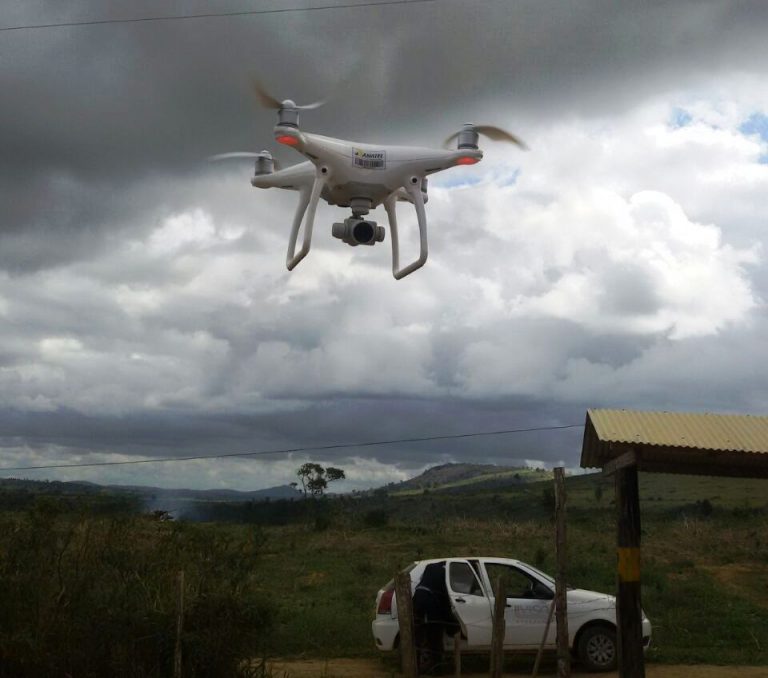 Alta tecnologia de drone de helicóptero para tirar uma foto em vista aérea  superior, voando no céu por controle remoto, inovação de robô de aeronave  profissional