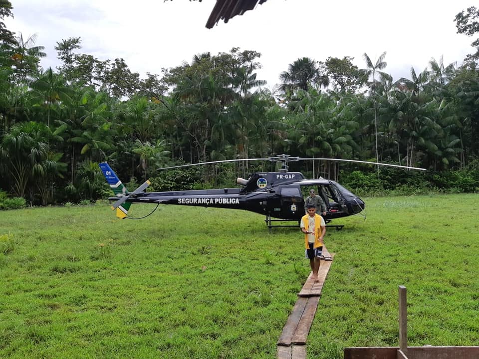 Helicóptero do GTA do Amapá realiza transporte de dois jovens para