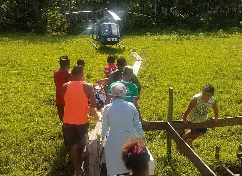 Helicóptero do GTA do Amapá realiza transporte de dois jovens para