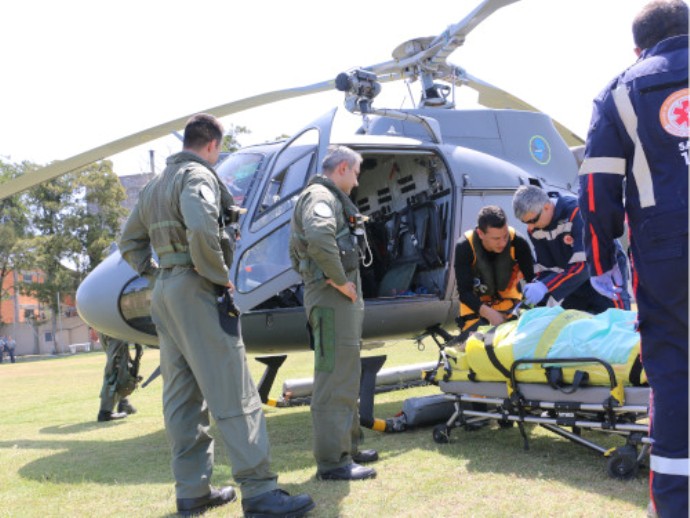 Helicóptero da Marinha resgata idosa que sofreu queda em navio de