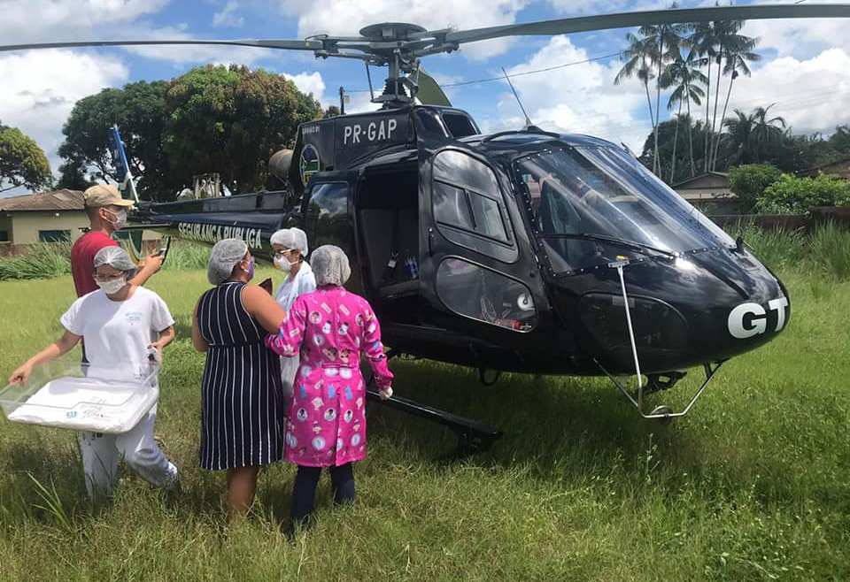 Helicóptero do GTA do Amapá realiza transporte de dois jovens para