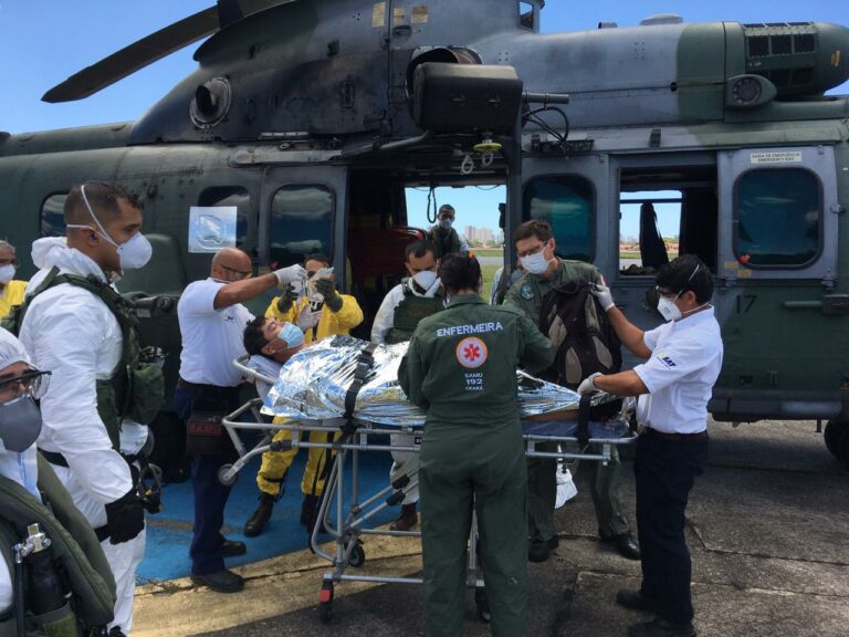 Helicóptero da FAB resgata tripulante com fraturas em navio no Brasil