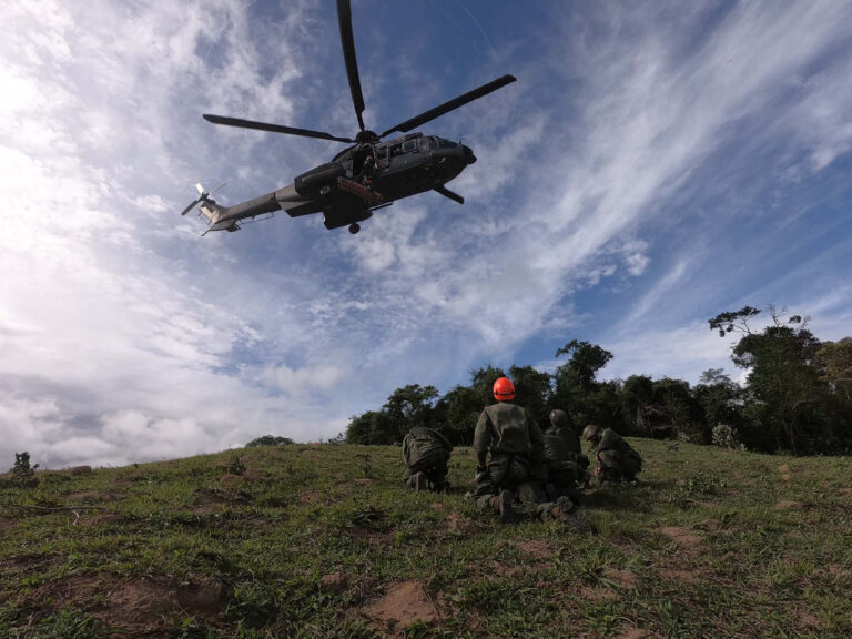Ala 9 recebe primeiro helicóptero da Marinha do Brasil - Força