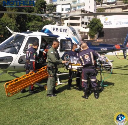 Vídeo: Homem cai de paraquedas em ponto turístico do Rio de Janeiro